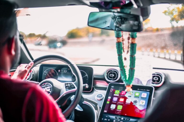 Photo de l'intérieur d'un véhicule avec une personne au volant