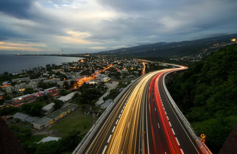 Photo d'une route à La Réunion avec des trainées lumineuses